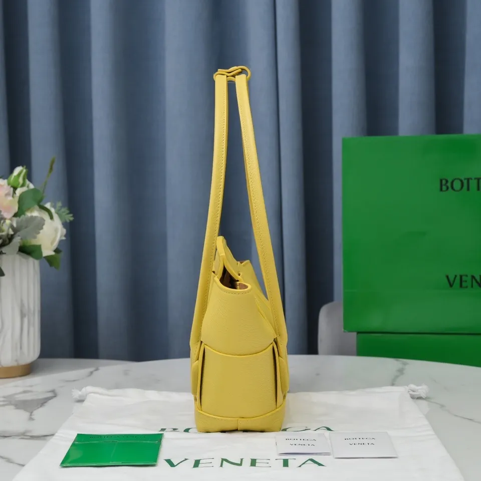 Bottega Veneta [Love]Arco Medium 🖤Litchi pattern/Size: Bag opening 33, bag body 22*6*20 BV’s most classic elements, showing the uniqueness of art, maintaining fresh fashion radiance, high-end design, more fashionable, effortlessly bringing out the soul of the bag, easy to wear, large capacity, don’t worry about things, absolutely enough to hold! Model 【6683#】Pineapple Yellow